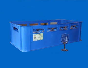 Krat met 32 wijnglazen